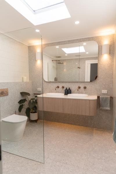 Modern bathroom with floating vanity, wall-hung toilet and frameless glass shower