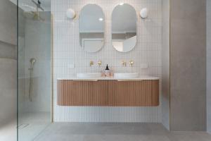 Modern ensuite with double vanity and gold tapware